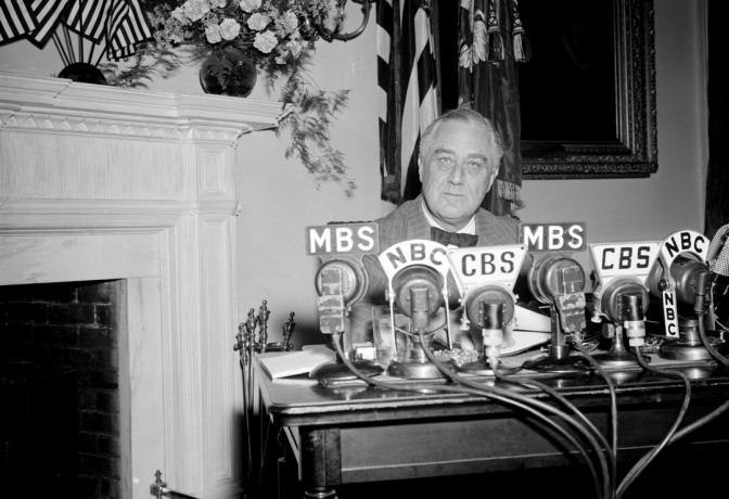 Franklin Roosevelt durante una transmisión de Fireside Chat en tiempos de guerra.