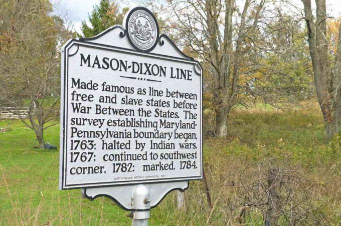 Señal que marca la línea histórica Mason-Dixon