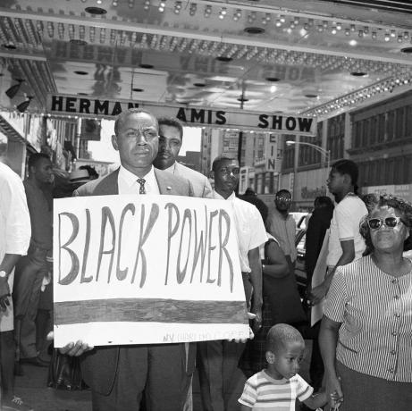 Floyd McKissick con cartel de poder negro
