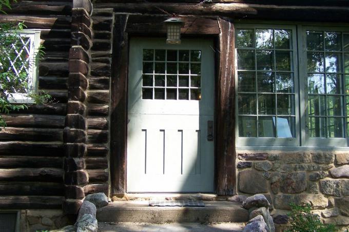 Detalle de la puerta de Craftsman Farms Log House, hogar de Gustav Stickley 1908-1917, en Morris Plains, Nueva Jersey