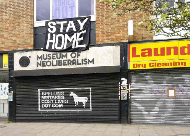 Gran cartel de estancia en casa sobre el Museo del Neoliberalismo cerrado en Lewsiham, Londres, Inglaterra.