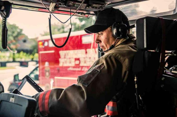 Bombero respondiendo a una llamada de emergencia