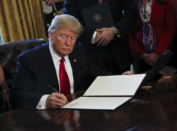 El presidente de los Estados Unidos, Donald Trump, firma órdenes ejecutivas, incluida una orden para revisar la Dodd-Frank Wall Street para revertir las regulaciones financieras de la era de Obama.