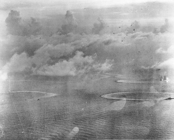 Foto aérea de portaaviones japoneses bajo ataque de aviones estadounidenses.