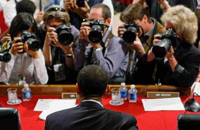 La fotografía de los fotógrafos rodeó al senador Barack Obama en la audiencia del Senado.