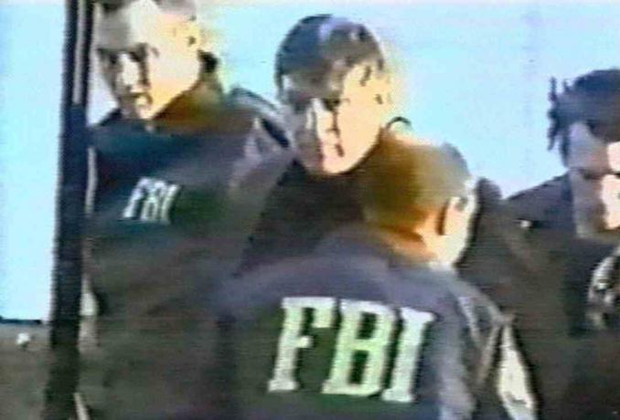 foto del agente del FBI Robert Hanssen momentos después de ser arrestado