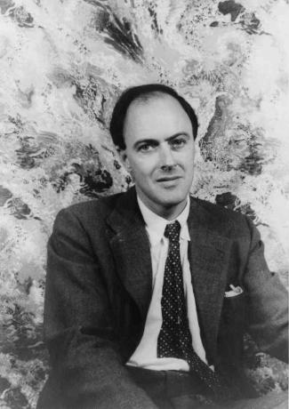 Retrato de Roald Dahl, vestido con corbata y chaqueta.