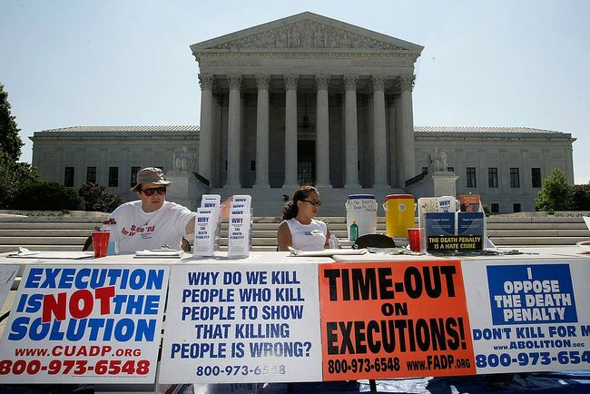 Activistas participan en una vigilia contra la pena de muerte frente a la Corte Suprema de Estados Unidos el 1 de julio de 2008 en Washington, DC.