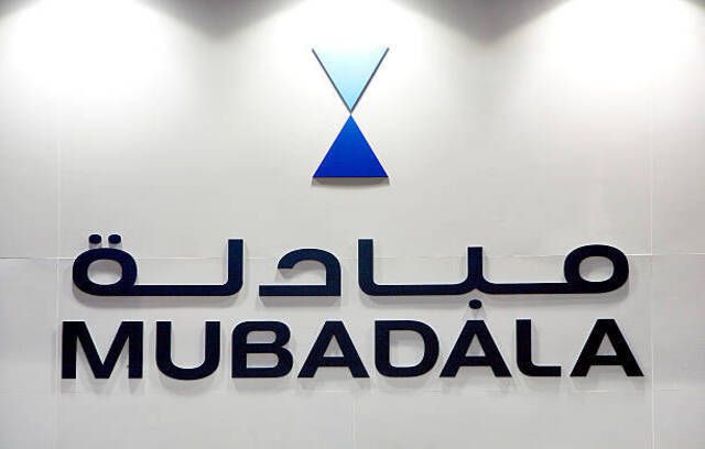 El logotipo de Mubadala Development Co. se muestra en su stand de exhibición durante el Singapore Airshow en Singapur.