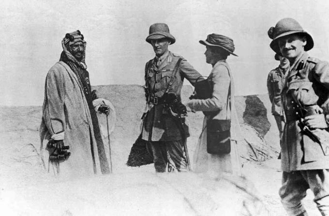 El rey de Arabia Saudita, Ibn Saud, se reúne con el diplomático británico Sir Percy Cox y el asesor político Gertrude Bell en Basora, Mesopotamia