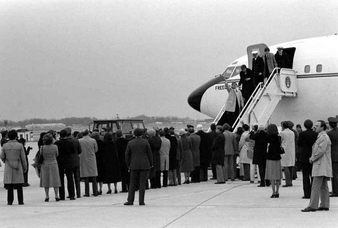 Los rehenes estadounidenses liberados desembarcan Freedom One, un avión Air Force VC-137 Stratoliner, a su llegada a la base, el 27 de enero de 1981