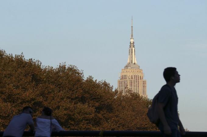 parte superior del rascacielos sobre un parque de la ciudad con personas